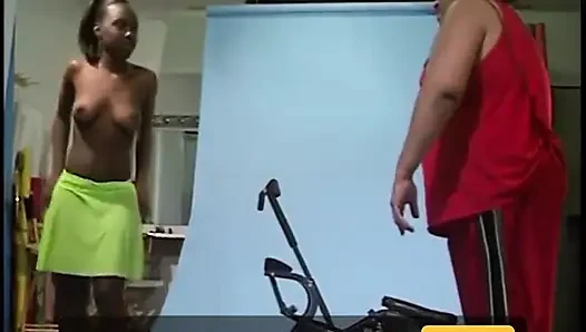 Genç zenci güzeli fotoğraf çekiminde yaşlı beyaz adamların yarağını emiyor