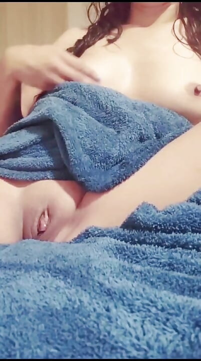 Azgın orta yaşlı seksi kadın banyodan sonra amıyla oynuyor