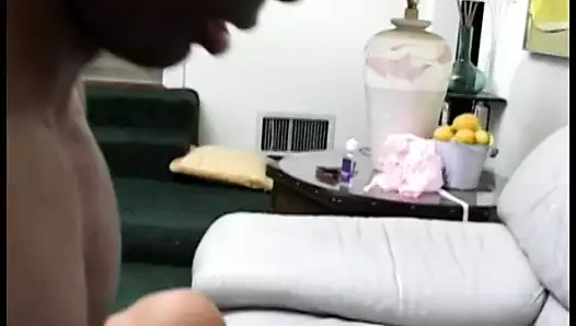 Azgın zenci sikiş arkadaşı genç Meksikalı tatlı Catalina'yı götünden vurduktan sonra güzel yüzüne krem sürüyor