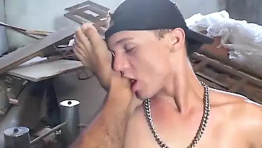 Sertçe sikilen adam götüne sertçe sikiliyor