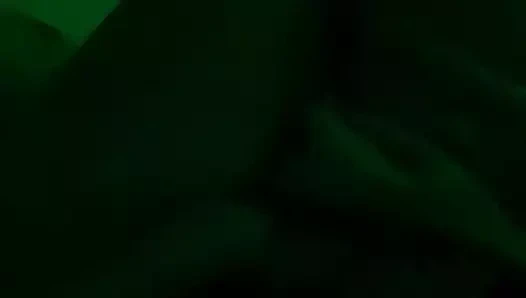 Kıvrımlı Avustralyalı kadın erkek arkadaşı için yalvarıyor