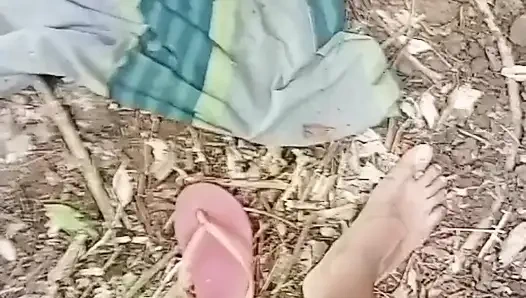 Kocası Ormanda Çalışırken Evli Kadın Komşusuyla Sikiliyor