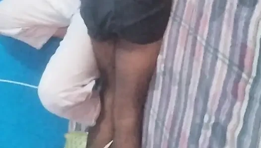 Kayınbiraderi eve girerken baldızının yalnız olduğunu gördü. Onu yalnız görünce onu sikti.