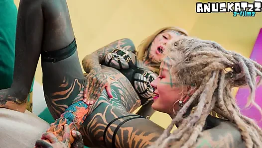 Gotik sürtükler uzaylı canavar yaraklarla anal seks yapıyor