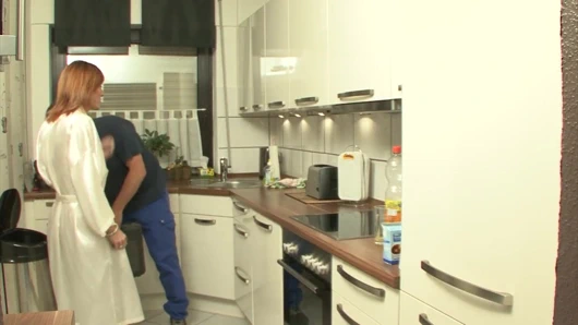 mutfak tezgahında kırmızı iç çamaşırı doggystyle içinde MİLF