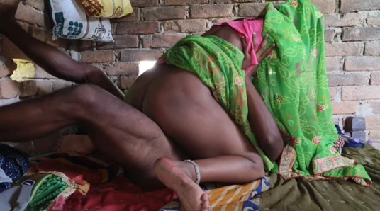 Biwi ke chut me pati ne lund ghusaya to boli aur kijiye maza aa raha hai.indian desi village hindi bhojpuri viral xxx sex video