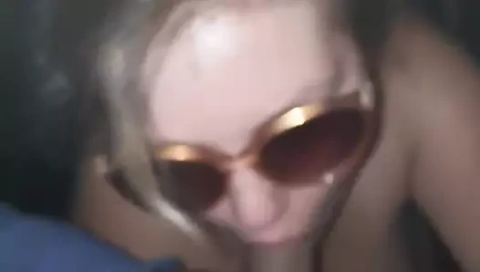 Nasıl çekileceğini çok iyi bildiği bu süper seksi piliçle video izlemek için eğitim alan tüm adamları yapan bir enayi