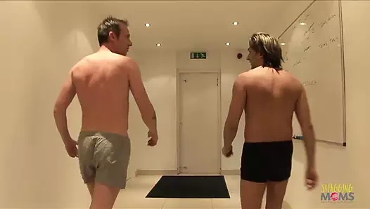 Bu iki azgın orta yaşlı seksi kadın dörtlü sekste sikilirken tıraşlı yarakları emmeyi ve binmeyi seviyor