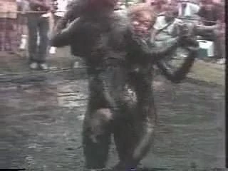 çıplak bayanlar çamur güreşi