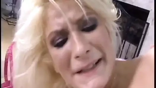 Büyük memeli esmer tyla wynn göt deliğini siktiriyor ve dölleniyor