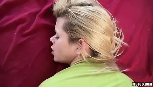 Anal deneyelim - Elizabeth Bentley sıkı balon götünde ilk anal deneyimini filme alıyor
