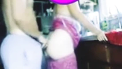 Ben mutfakta kardeşim karısını sikiyorum