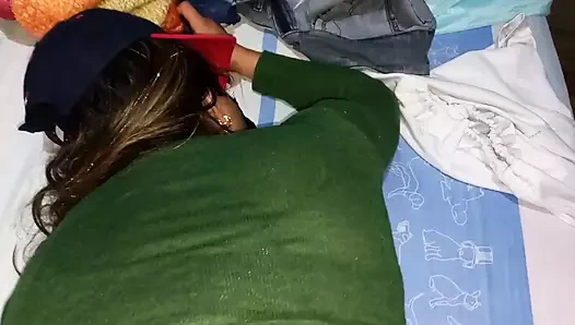 Genç kadın parkta aerobik yaptıktan sonra becerdin alır, bölüm 3