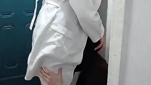 Orta yaşlı seksi lezbiyen doktor bir hastanın ağzına boşalıyor