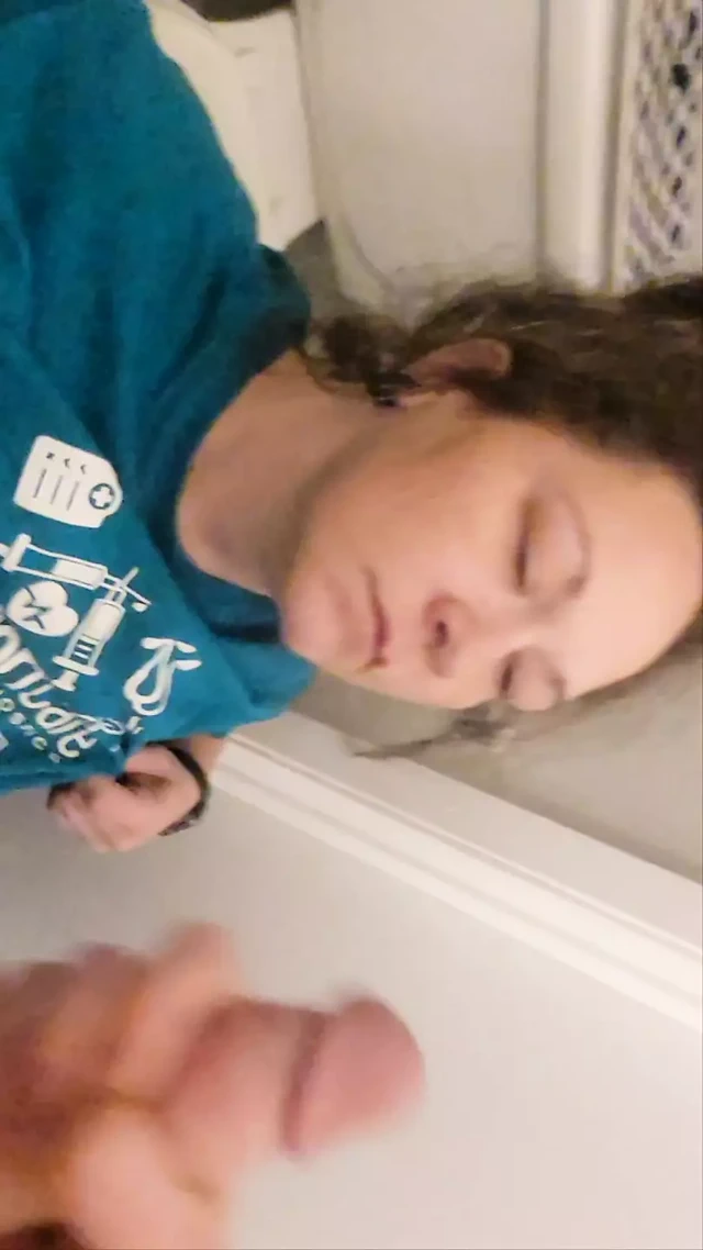 İşe gitmeden önce tombul büyük memeli ateşli evli kadından güzel sakso