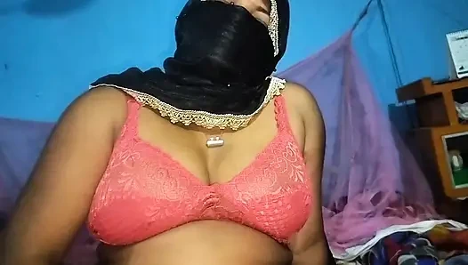 Hintli olgun teyze kırmızı sari içinde sevgilisiyle sikişiyor