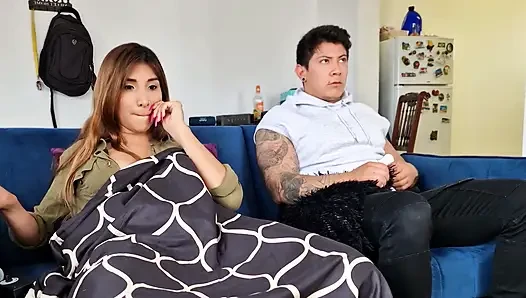 Azgın orta yaşlı seksi kadın seks makinesini yorganın altına saklıyor! Ve üvey oğlu bunu keşfediyor!