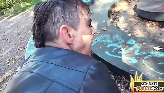 Gerçek çekilmiş nine açık havada sakso çekiyor