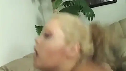 Azgın beyaz iri güzel kadın ıslak amcığı siyah bir adam tarafından sert sikilirken inliyor