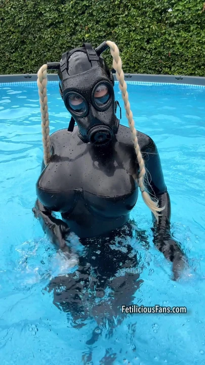 Счастливого понедельника 💦 в противогазе