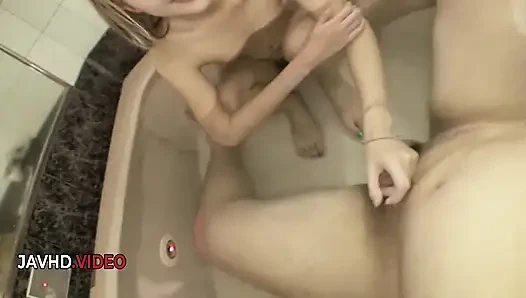 Seksi saki oshiro baştan çıkarıcı yolculuk seansı öncesi banyoda sakso çekiyor