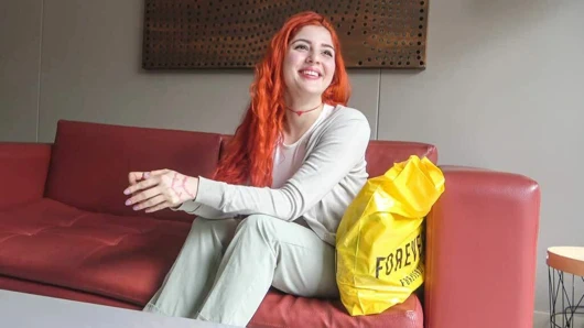 Soluk latin kızıl saçlı gerçek sıkı amcığını sahte bir j için açtı