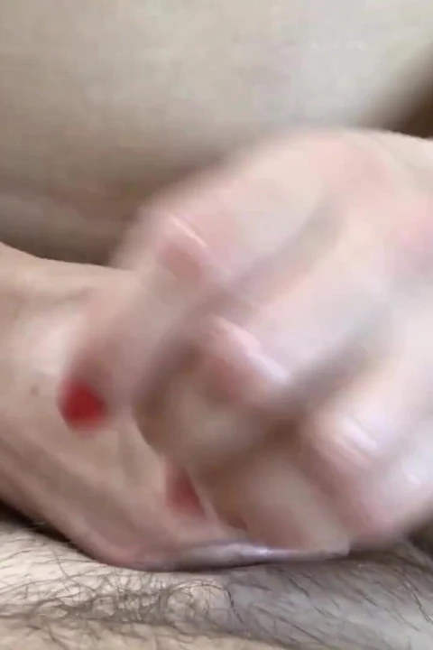 Sürtük Anna taşaklarına otururken üvey erkek kardeşinin yarağıyla oynuyor