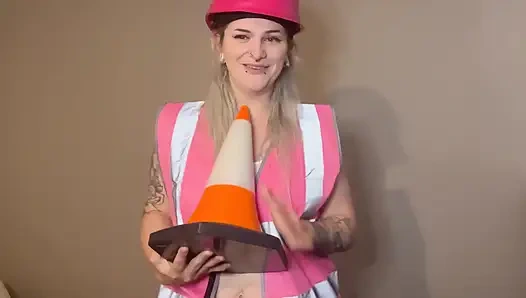 Sıkı amcığımı büyük trafik koni dildo ile esnetiyorum