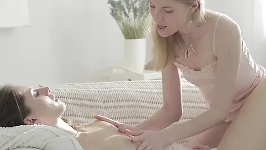 Lezbiyenler orgazm olmak için birbirlerinin amını parmaklıyor ve yalıyor