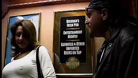 Müstehcen ev hanımı motorcuyu çay içmeye davet ediyor