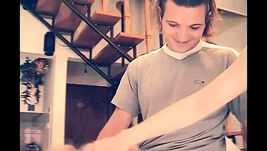 Yaşlı sürtük sarışın büyük kıllı yarakla ağzından ve götünden sikiliyor