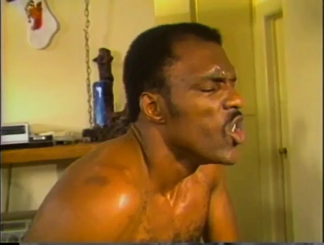 Grup Seks - Genç Azgın Esmer Için Beyaz Ve Siyah 3 Büyük Yarakla Üçlü Penetrasyon