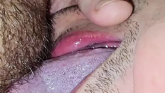 Лизание волосатой киски с большого языка