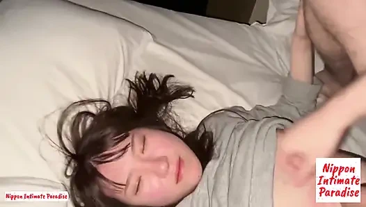 Bir kameraman kamera arkası samimiyeti ateşleyen bir resepsiyoniste aşık oluyor