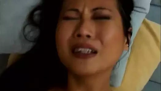 Asyalı üniversiteli kız götüne yarak alıyor