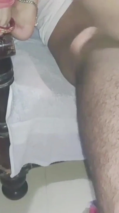 "Sevimli üvey kız kardeşim bana dün sikişme şansı veriyor. İkimiz de tam gecenin tadını çıkardık, Hintçe seks videosu"