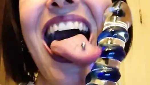 Uzun dil cam yapay penis