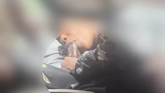 Kimin sikimi emdiğini görmesi umrunda değil