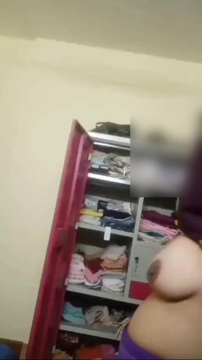 Jayamilfmom'un devasa göğüslerini sergiliyor
