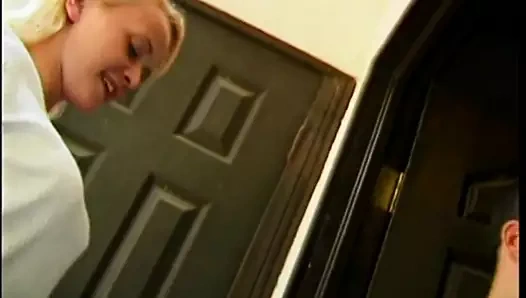 Genç kız seçmelere gidiyor ve sert yaraklı bir adamla sikişiyor