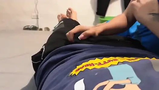 Çok azgın üvey kız kardeşimi odasında buluyor ve sikilmek istiyor