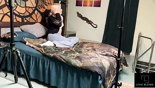 Üvey anne üvey kızına yarak almayı gösteriyor