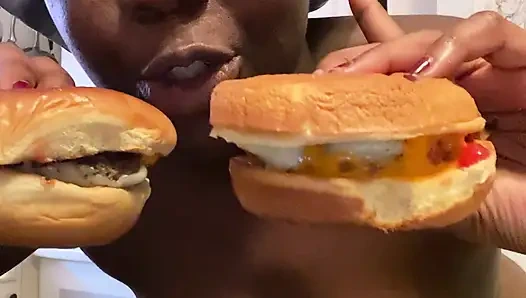 Üstsüz mini vlog pişiriyor