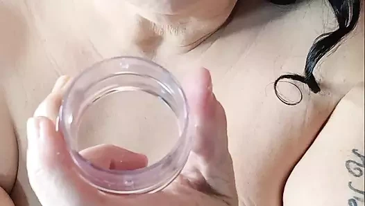 Bardakta fışkırtıyor şimdi o amcığını sırılsıklam sürtüyor