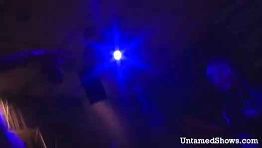 Seksi kız büyük göğüsleri ve sulu kıçını sallıyor