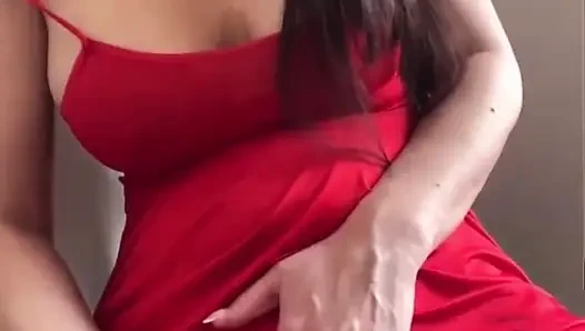 Kırmızı gecelikli genç üvey anne amını ve göğüslerini gösteriyor