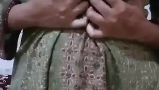 Okul öğretmeni öğrencisine göğüslerini gösteriyor