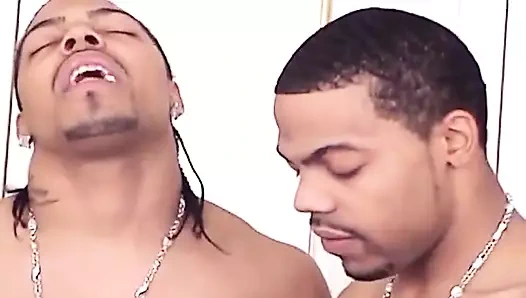 Thug tutkuyla bir profesyonel gibi iki yaraktan amını sağıyor