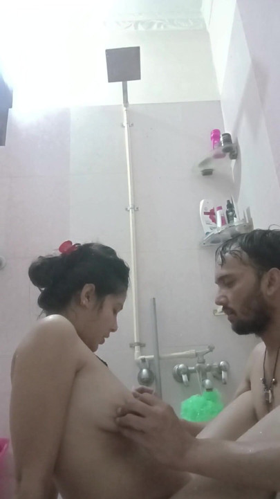 Sevgilisiyle banyoda sert sert seks | Klip 1