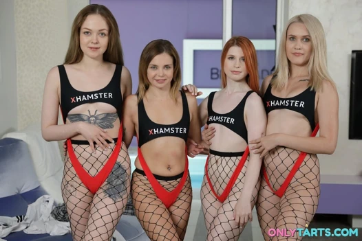 Azgın piliçler Una Fairy, Eva Barbie, Bella Grey ve Aliska Dark grup seks havuz partisi yapıyor ve büyük yarakla sikişiyor